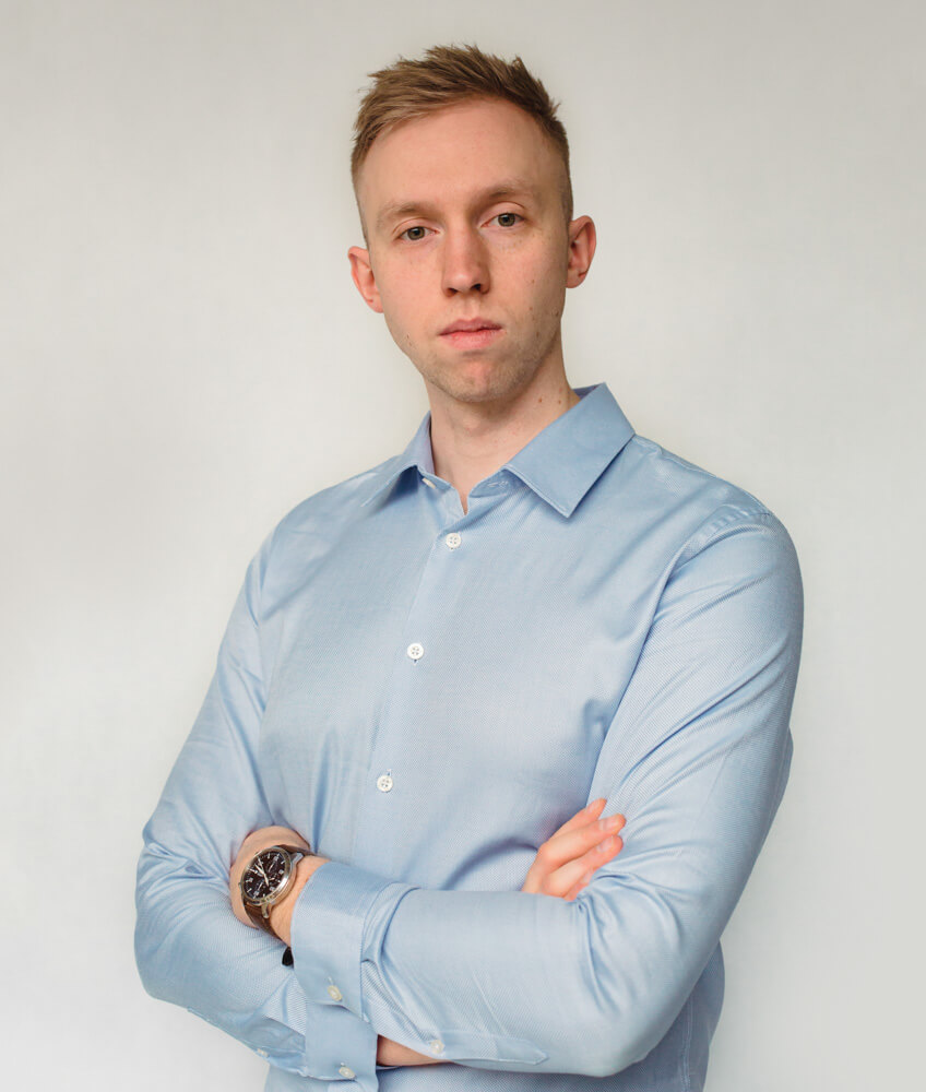 Portret mężczyzny w koszuli -Wojciech Zuchmantowicz - lidera programistów w firmie Click Leaders